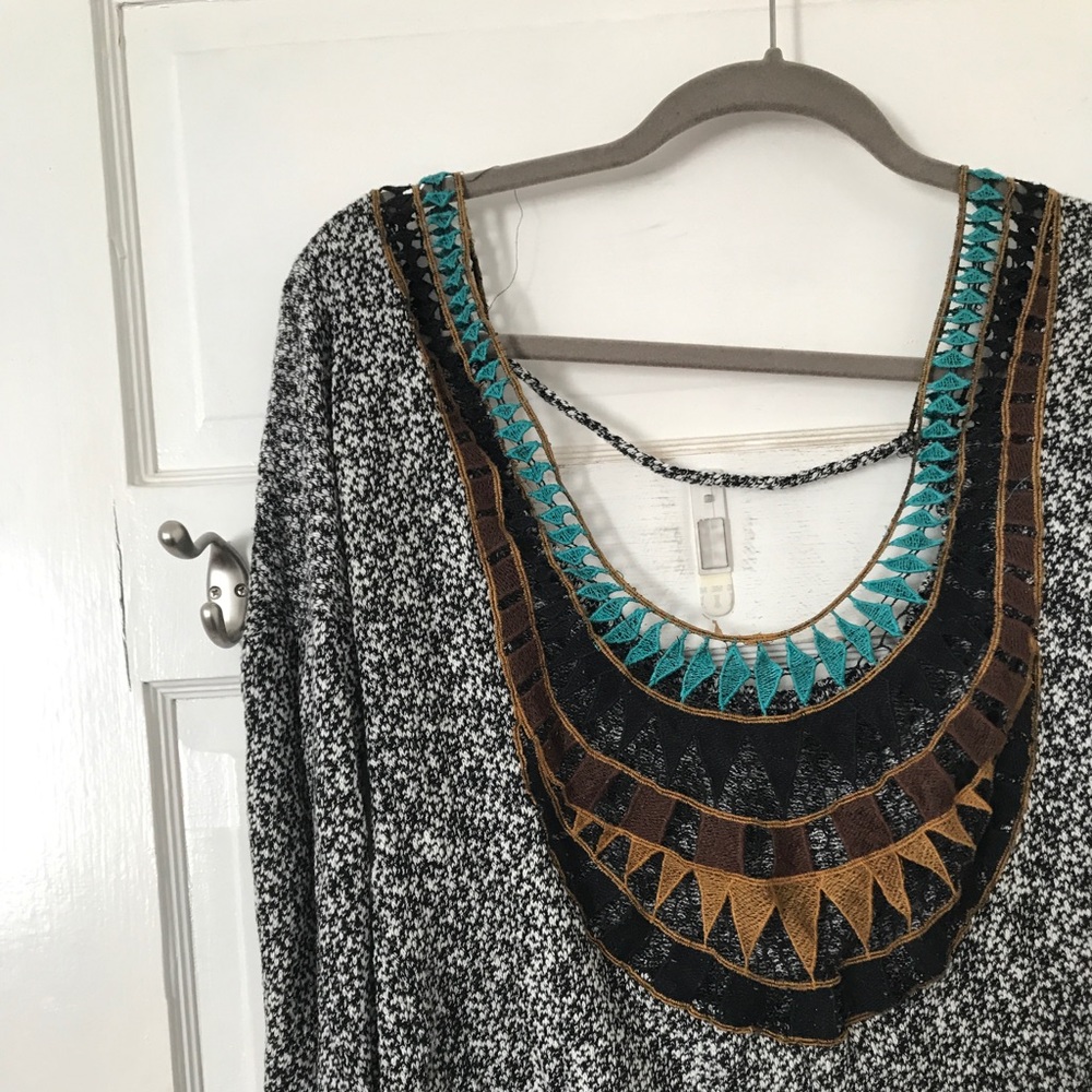DETAILED BACK SWEATER.
